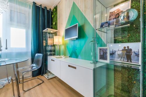 Яркий и стильный дизайн кухни. Что бы Вы изменили в этой кухне? 05