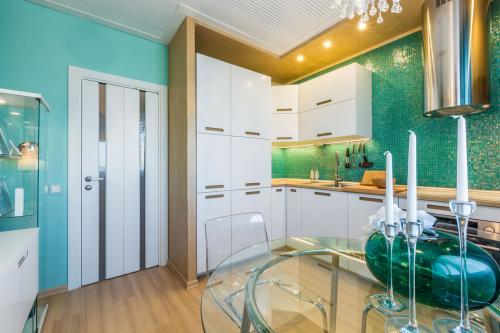 Яркий и стильный дизайн кухни. Что бы Вы изменили в этой кухне? 02