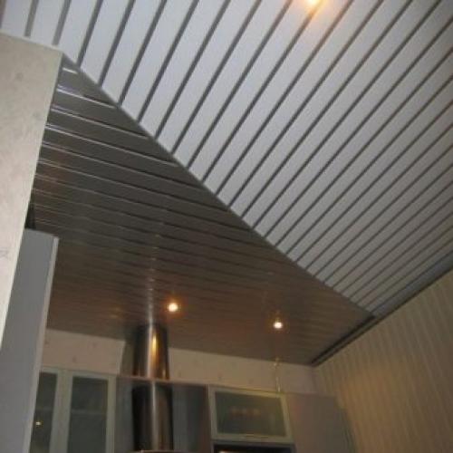 Потолки из алюминиевых панелей в ванной комнате. Причины популярности реечных потолков в ванной комнате 07 Потолки из алюминиевых панелей в ванной комнате. Причины популярности реечных потолков в ванной комнате 07