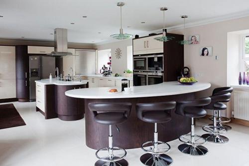 Кухня с барной стойкой 06