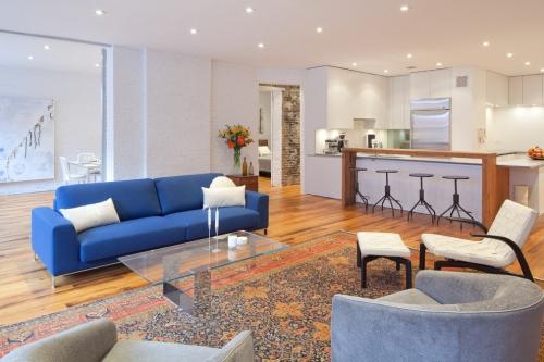 Натяжные потолки в кухне 05