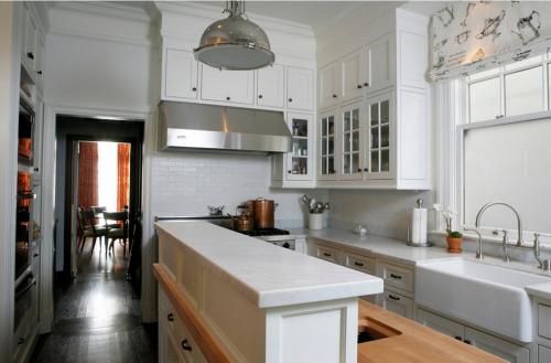 Светлые кухни с барной стойкой 01