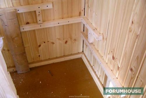 Лестница между двух стен в доме