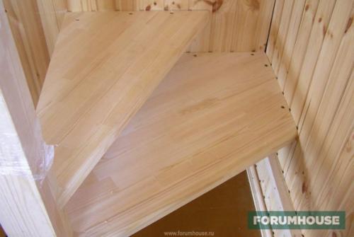 Лестница между двух стен в доме