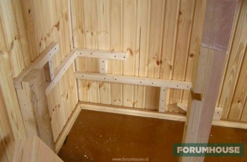 Лестница между двух стен в доме