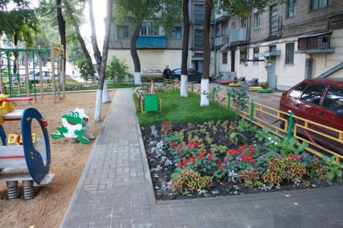 Как озеленить двор своими руками. Как выполнить озеленение двора — готовые решения для обустройства сада и приусадебного участка! (фото и видео)