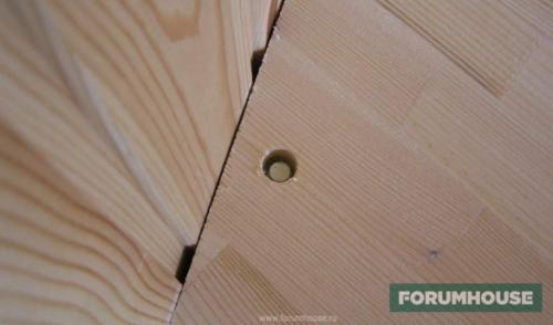 Лестница между двух стен в доме