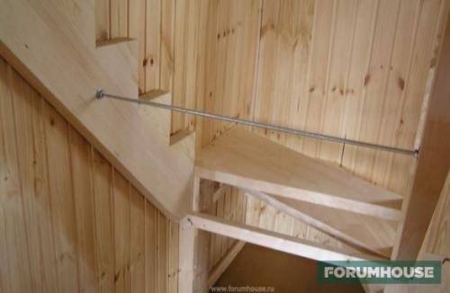 Лестница между двух стен в доме