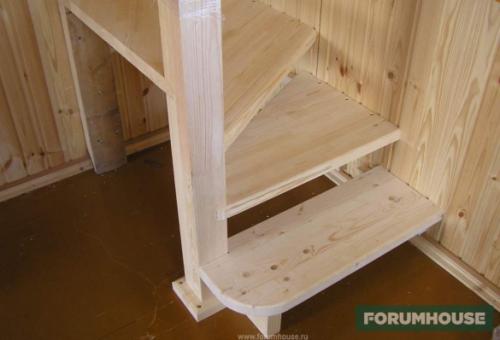 Лестница между двух стен в доме
