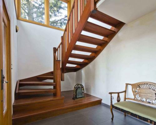 Лестница между этажами. Межэтажная лестница для частного дома — инструкция, как сделать своими руками (105 фото новинок дизайна) 06