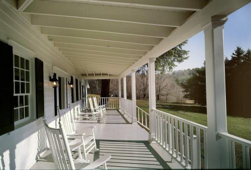 Крыльцо частного дома с навесом. Крыльцо — идеи строительства своими руками. 120 фото лучших проектов современности