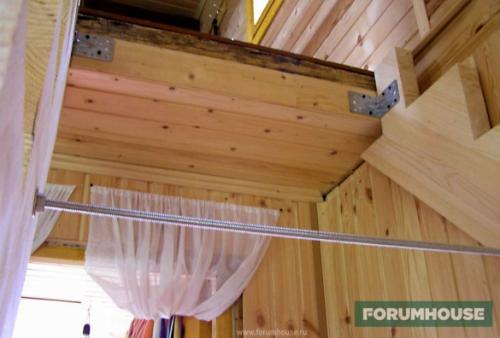 Лестница между двух стен в доме