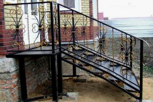 Как сделать ступеньки к крыльцу из металла своими руками. Устройство крыльца из металла 01