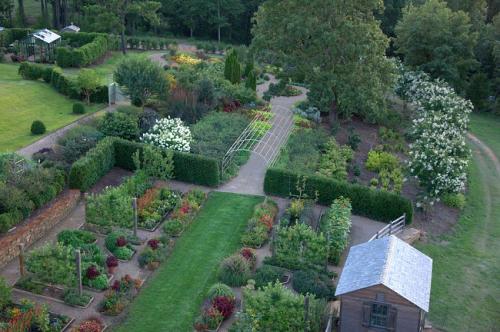 Простой ландшафтный дизайн маленького участка перед домом. Дорожки и декоративные акценты 22