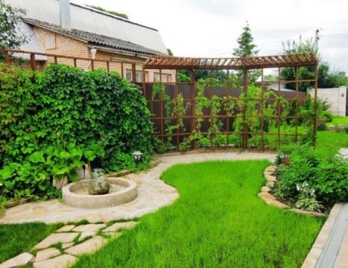 Простой ландшафтный дизайн маленького участка перед домом. Дорожки и декоративные акценты 21