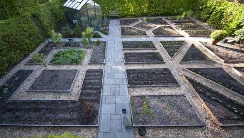 Простой ландшафтный дизайн маленького участка перед домом. Дорожки и декоративные акценты 38