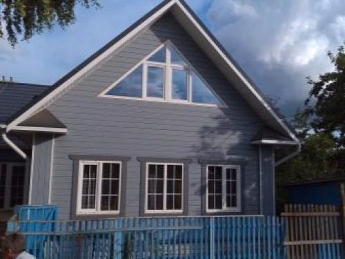Как украсить фронтон дома. Материалы для обшивки стен чердака 11