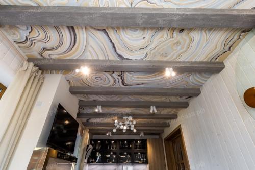 Дизайн потолков с балками. Стили интерьеров, где балочные конструкции наиболее уместны 09