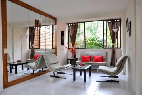 Зеркала в интерьере гостинной 02