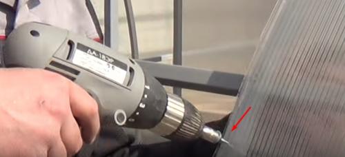 Обшивка теплицы поликарбонатом. Монтаж поликарбоната на кровельные саморезы