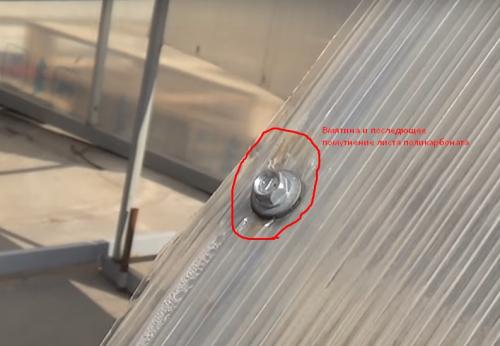 Обшивка теплицы поликарбонатом. Монтаж поликарбоната на кровельные саморезы