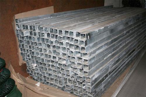 Монтаж деревянного забора на металлических столбах. Выбираем лучший вариант столбов из металла для установки забора и способ их защиты