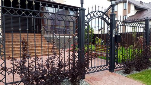 Монтаж деревянного забора на металлических столбах. Выбираем лучший вариант столбов из металла для установки забора и способ их защиты