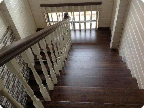 Отделка стен на лестничном марше в частном доме. Маршевые