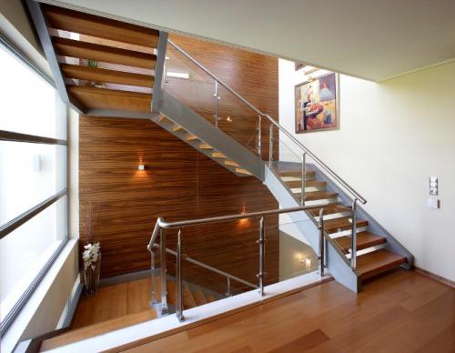 Отделка стен на лестничном марше в частном доме. Маршевые