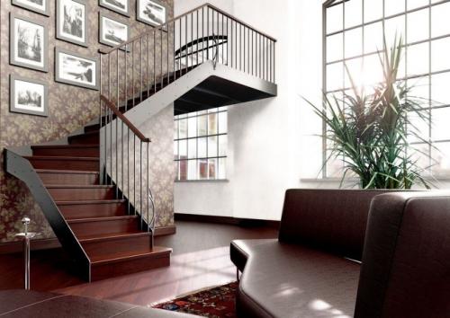 Отделка стен на лестничном марше в частном доме. Маршевые