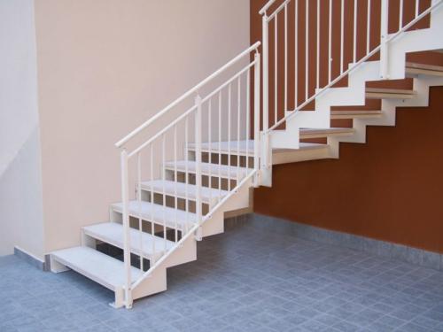 Отделка стен на лестничном марше в частном доме. Маршевые