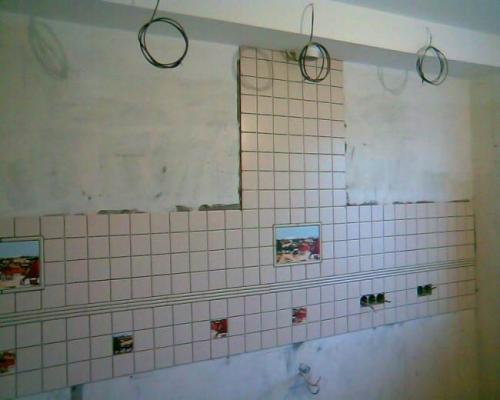 Кухня с балками на потолке и кирпичи. Классическая кухня из массива 10 кв.м. с потолочными балками