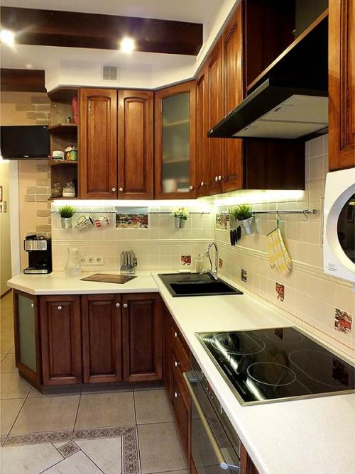 Кухня с балками на потолке и кирпичи. Классическая кухня из массива 10 кв.м. с потолочными балками