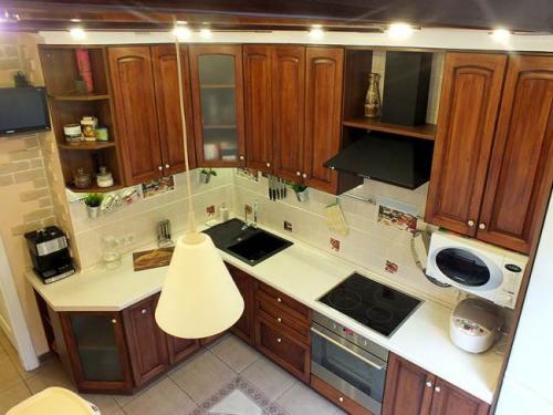 Кухня с балками на потолке и кирпичи. Классическая кухня из массива 10 кв.м. с потолочными балками