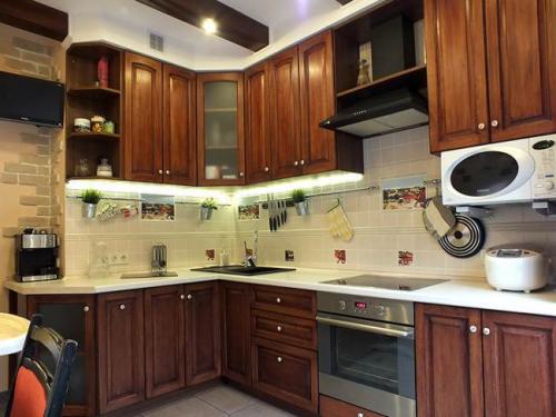 Кухня с балками на потолке и кирпичи. Классическая кухня из массива 10 кв.м. с потолочными балками