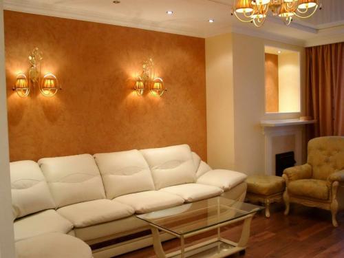 Чем отделать стены в деревянном доме внутри дешево и красиво. Отделка стен в доме: обзор лучших материалов и технологий. 90 фото вариантов дизайна стен в частном доме