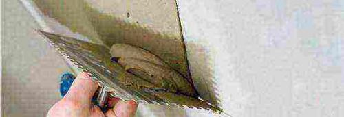 Штукатурка клеем для газобетона. Нанесение раствора на стену