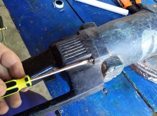 Куда должен крутиться диск на болгарке от себя или на себя. В каком направлении правильней и безопасней резать болгаркой