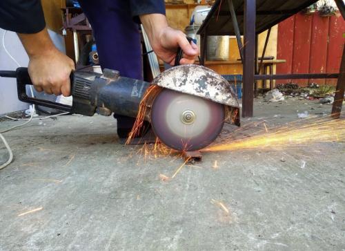 Куда должен крутиться диск на болгарке от себя или на себя. В каком направлении правильней и безопасней резать болгаркой