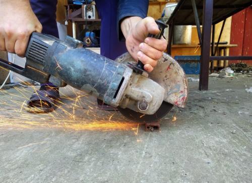 Куда должен крутиться диск на болгарке от себя или на себя. В каком направлении правильней и безопасней резать болгаркой