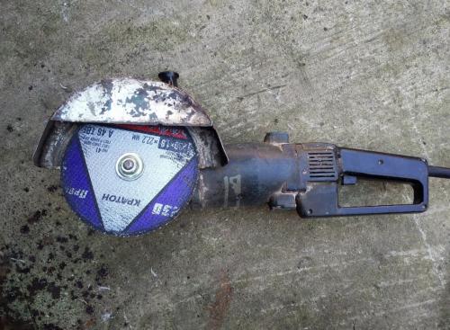 Куда должен крутиться диск на болгарке от себя или на себя. В каком направлении правильней и безопасней резать болгаркой