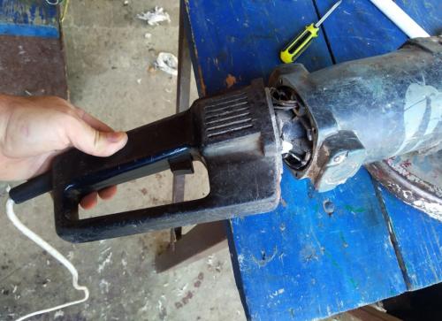 Куда должен крутиться диск на болгарке от себя или на себя. В каком направлении правильней и безопасней резать болгаркой