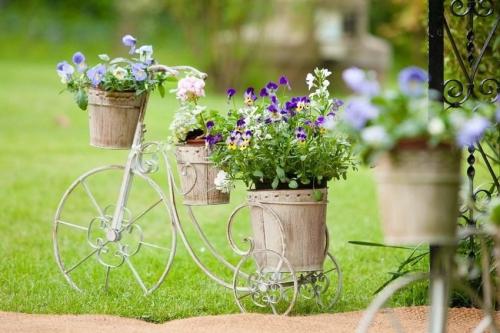 Клумба на газоне своими руками. Клумбы своими руками из подручных материалов (фото)