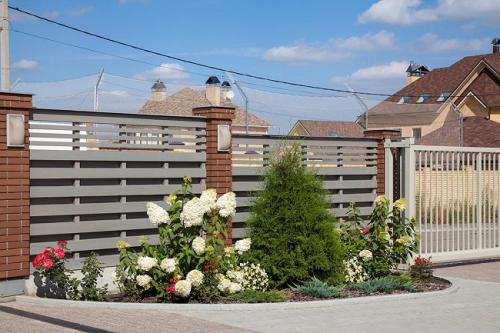 Красивые газоны возле дома. Варианты оформления газонов на дачном участке 07 Красивые газоны возле дома. Варианты оформления газонов на дачном участке 07