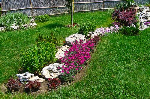 Клумбы на газоне. Как сделать клумбу на газоне