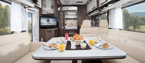 Пятизвездочный дом на колесах. 7 самых дорогих и роскошных кемперов в мире