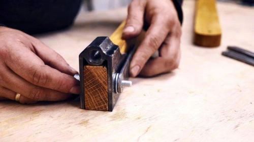 Как сделать сиденье табурета из ПЭТ крышек и другого пластика. Процесс изготовления струбцин 10