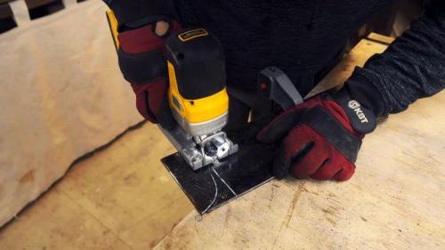 Как сделать сиденье табурета из ПЭТ крышек и другого пластика. Процесс изготовления струбцин 01