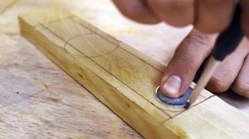 Как сделать сиденье табурета из ПЭТ крышек и другого пластика. Процесс изготовления струбцин 05