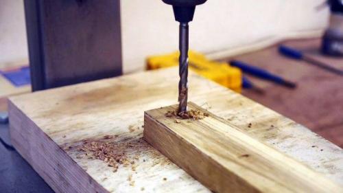 Как сделать сиденье табурета из ПЭТ крышек и другого пластика. Процесс изготовления струбцин 02